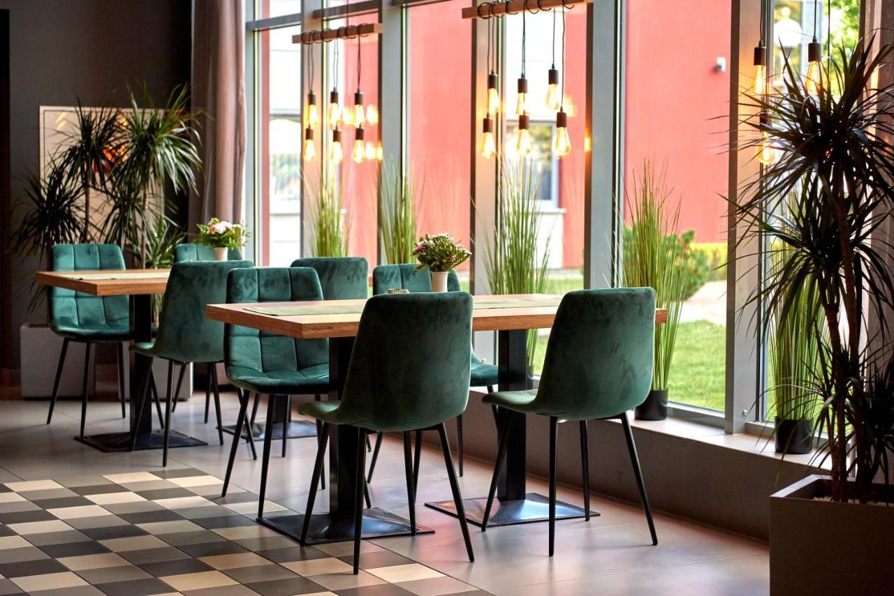 Hotel Maraton Szamotuły Esterno foto