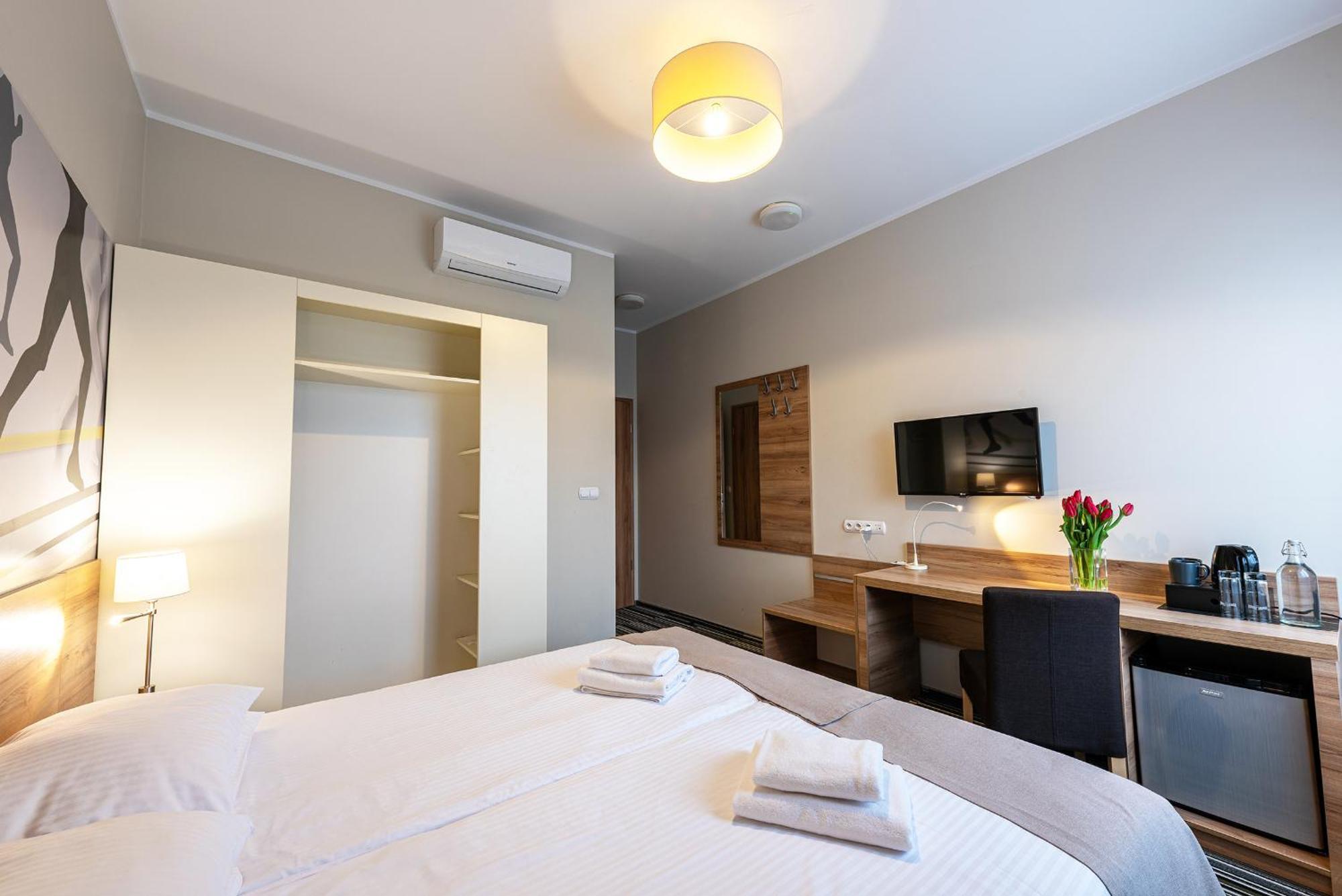 Hotel Maraton Szamotuły Esterno foto
