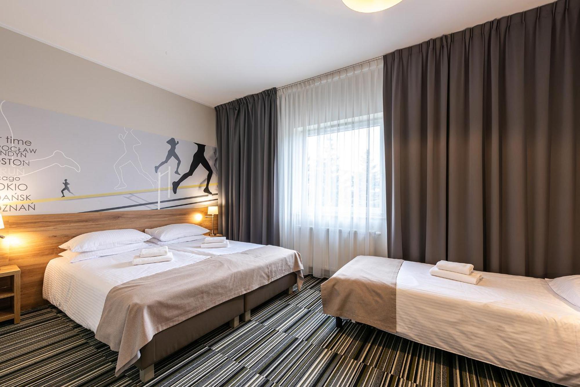 Hotel Maraton Szamotuły Esterno foto